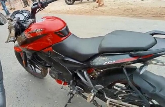 Head on Collision between bike and Max car, injured 2 critically Head on Collision between bike and Max car, injured 2 critically